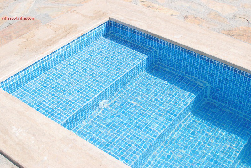Easy Access Steps to Main Pool